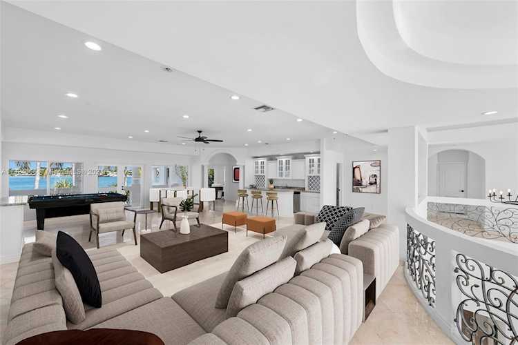 369 N Hibiscus Dr Miami Beach, FL 33139