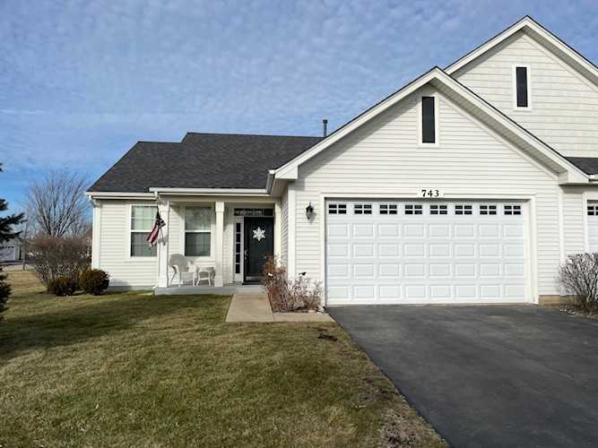 743 Bellevue Circle Oswego, IL 60543