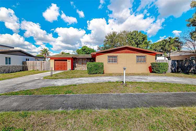 2241 NW 189th Ter Miami Gardens, FL 33056