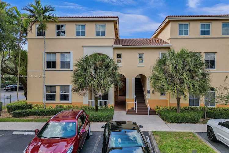 130 Jacaranda Country Club Dr #100 Plantation, FL 33324