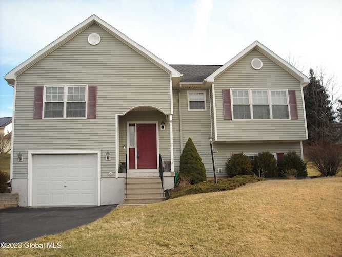 8 Clearview Dr Troy, NY 12180