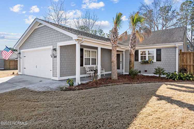 Real Estate & property in Wilmington NC at 809 Royal Bonnet Ct the latest price of $550,000 in Zipcode 28405 Photo 1