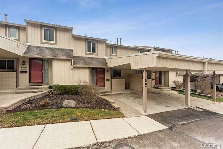 1507 Charter Oaks Rochester Hills, MI 48309