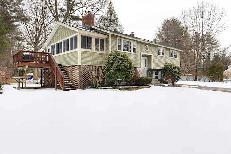 10 Thelma Dr Exeter, NH 03833
