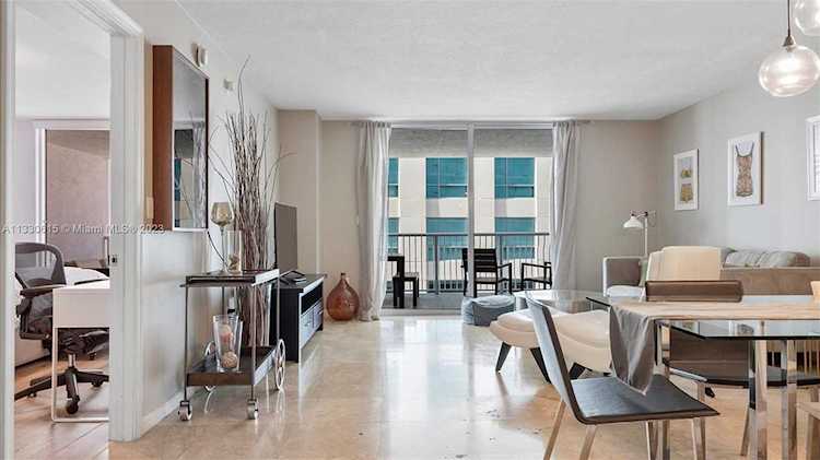 1200 Brickell Bay Dr #3212 Miami, FL 33131