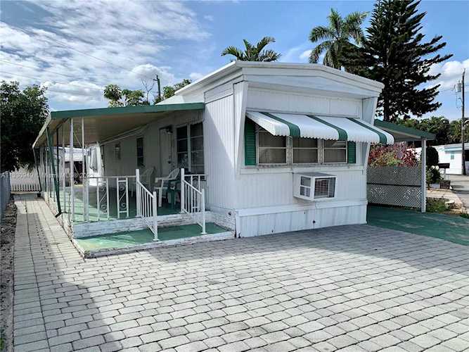 8724 SW 16th St Davie, FL 33324