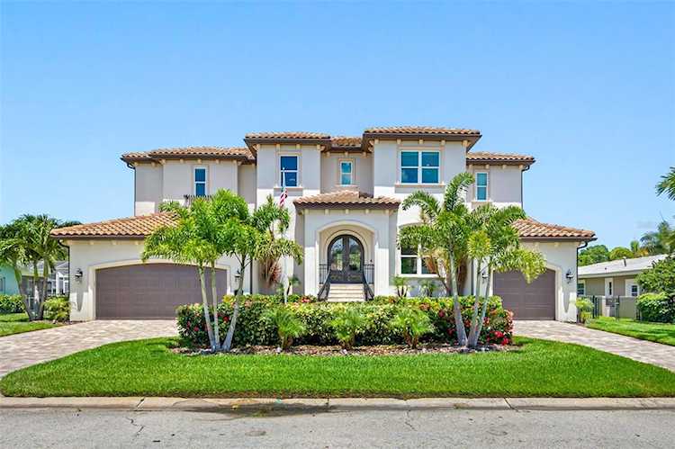2025 Illinois Ave NE in St. Petersburg, FL Photo 1