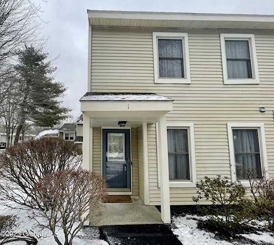 1 Redcoat Ct Halfmoon, NY 12065