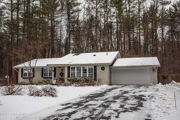 33 Rip Van Ln Saratoga Springs, NY 12866