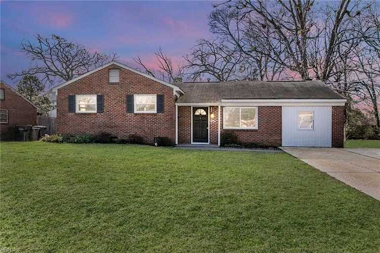 15 Longwood Dr Hampton, VA 23669