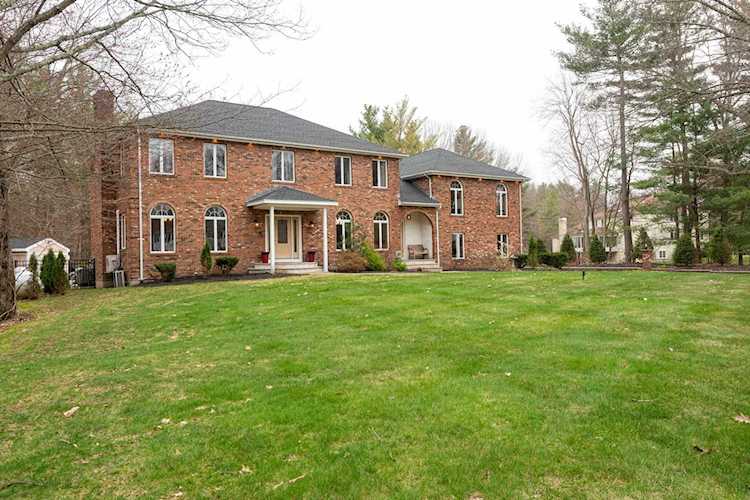28 Fox Run Ln Salem, NH 03079