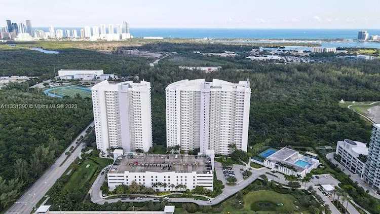 15051 Royal Oaks Ln #1003 North Miami, FL 33181