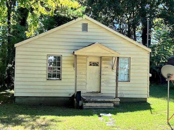 Haltom Real Estate, local REALTORS® Specialize in Selling Homes in Jackson, TN & Surrounding Areas : Madison County, Henderson County, Carroll County, Gibson County, Chester County, Hardeman County, Crockett County Photo 1