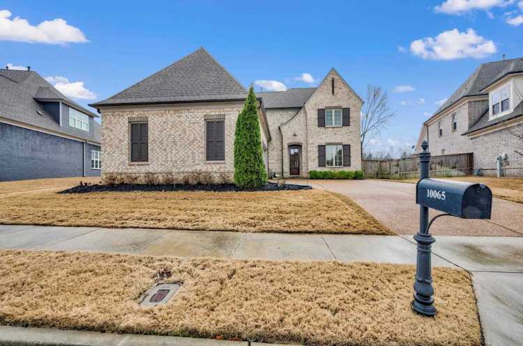 10065 Village Cross Cir Collierville, TN 38017