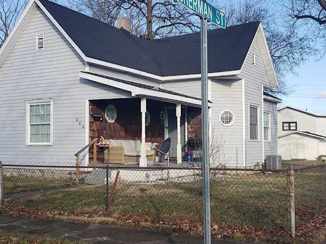804 W 1st St Anderson, IN 46016 | MLS 21902195 Photo 1
