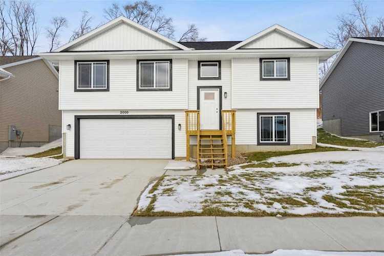 2000 SW Holly Meadow Ave Cedar Rapids, IA 52404 | MLS 2300468 Photo 1