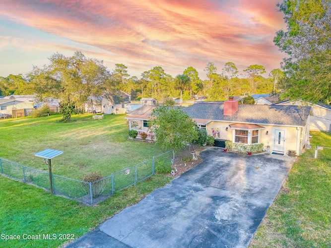 5727 Stamford Street Mims, FL 32754