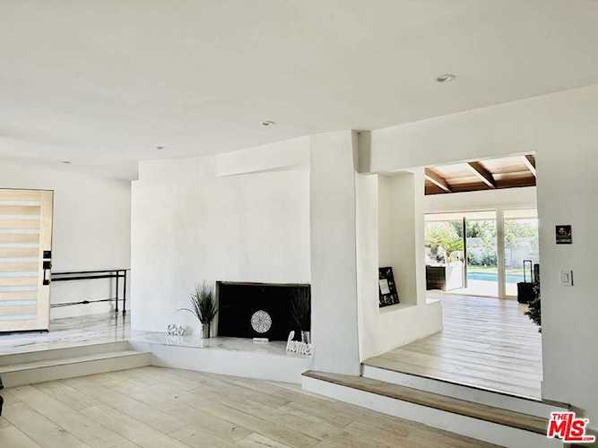4304 Enoro Dr View Park, CA 90008