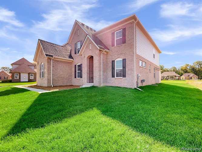 48313 La Lona Utica, MI 48315