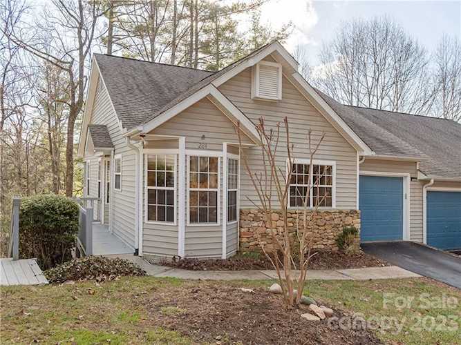 284 Laurel Park Place Hendersonville, NC 28791