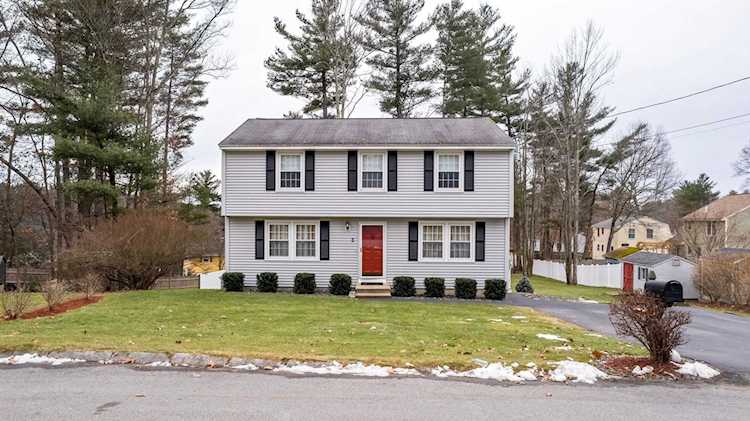 5 Ronnie Dr Nashua, NH 03062