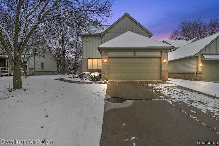2791 Maple Forest Dr Wixom, MI 48393
