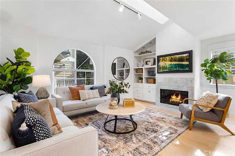 1113 Valley Dr Hermosa Beach, CA 90254