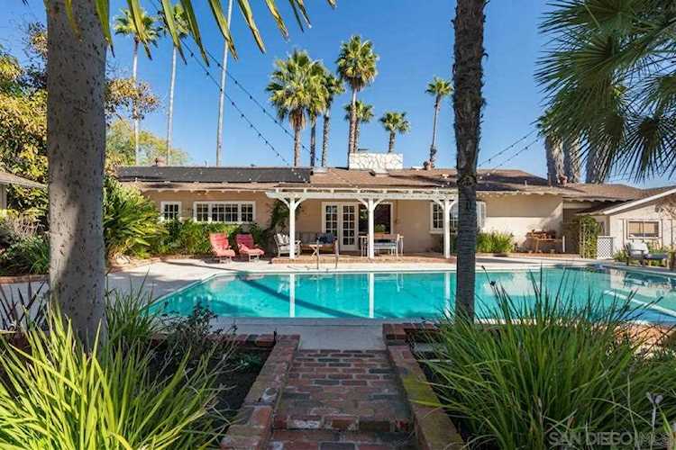 2331 Royal Crest Dr Escondido, CA 92025