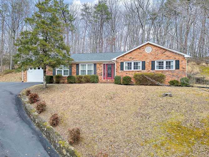 1542 Wanaga Way Salem, VA 24153