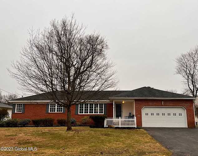 9 Joy Dr Loudonville, NY 12211