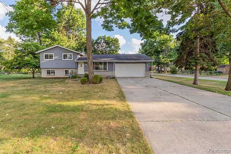 8810 Goodale Utica, MI 48317
