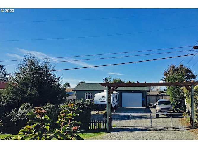 233 Wharf ST Brookings, OR 97415