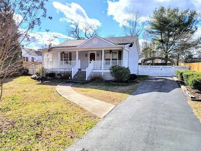 105 Crestwood Dr Suffolk, VA 23437
