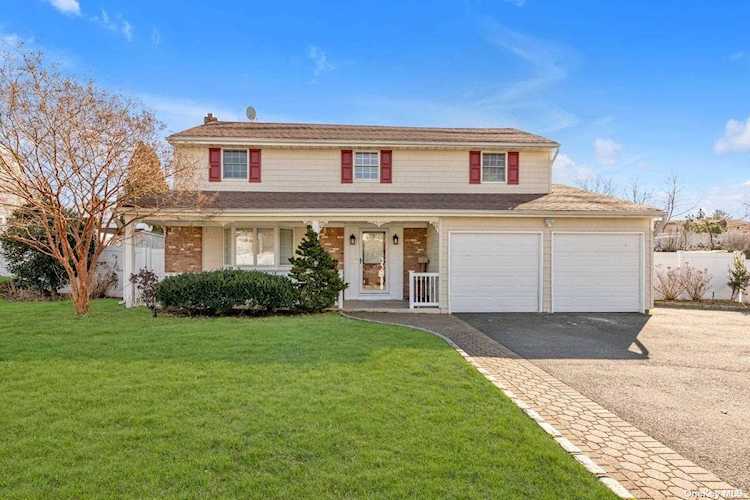 14 Beauregard Drive Lake Grove, NY 11755