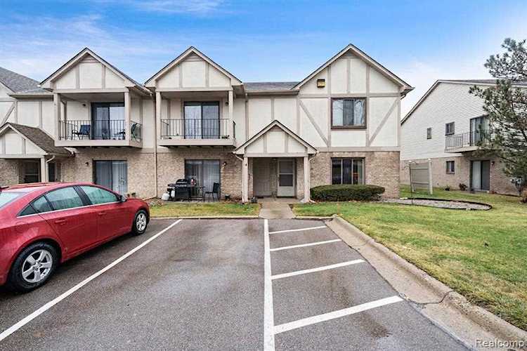 38541 Wellington Clinton Township, MI 48036