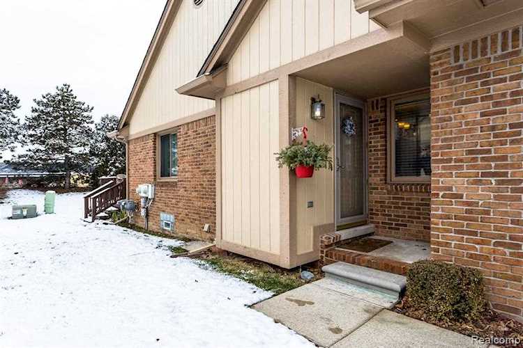 46739 High Meadows Macomb, MI 48044