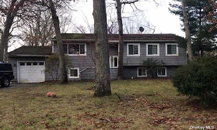 133 Trout Brook Lane Riverhead, NY 11901