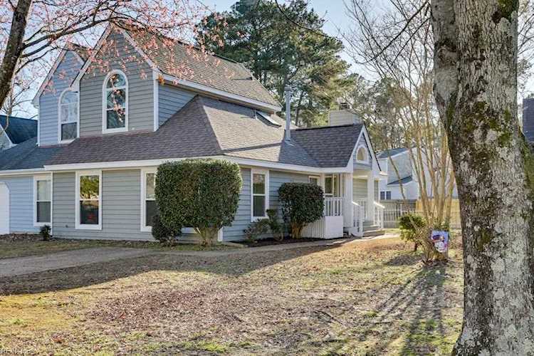 916 Woodcreek Dr Newport News, VA 23608