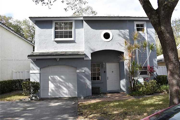 9867 NW 2nd Ct Plantation, FL 33324