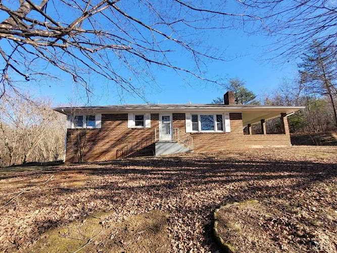 1025 Country Club Rd Hurt, VA 24563