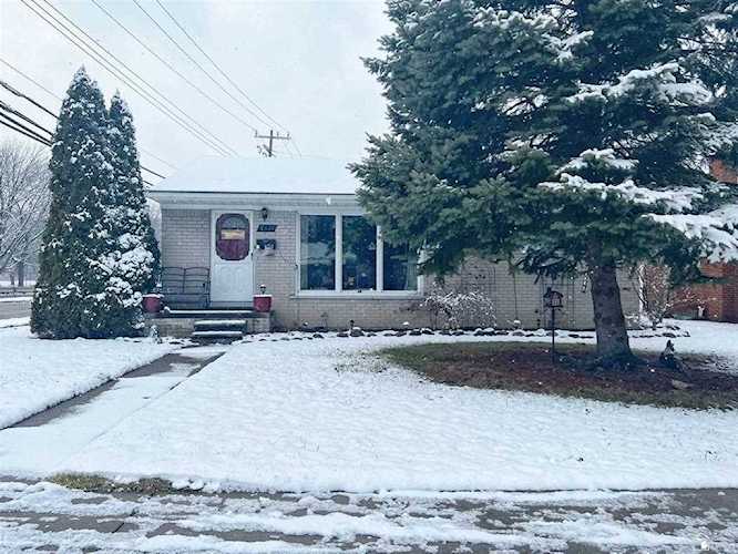 8321 Norborne Ave Dearborn Heights, MI 48127