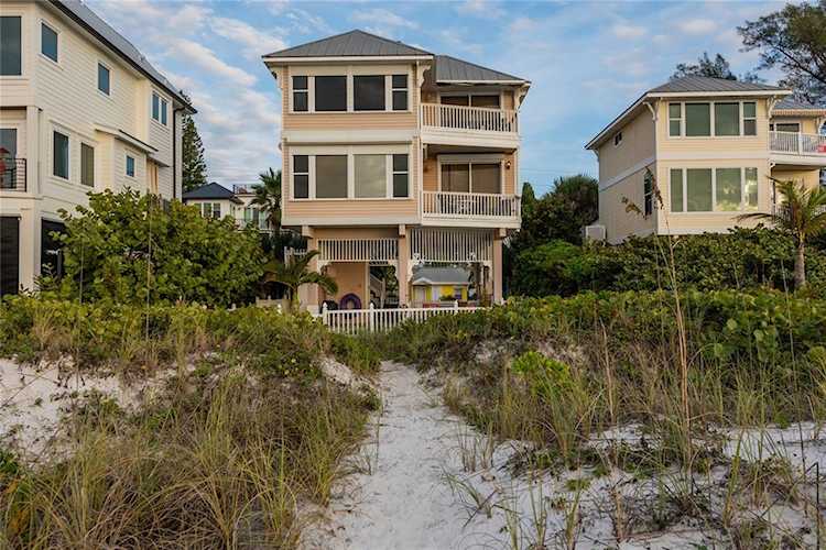 1104 Gulf Dr N Bradenton Beach, FL 34217