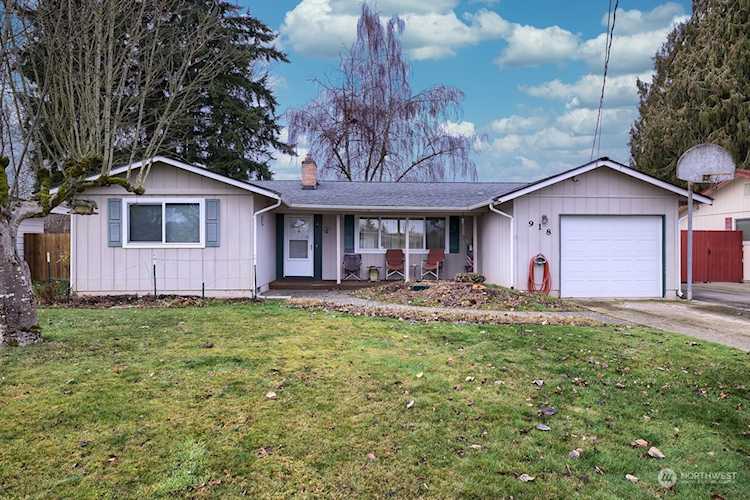 918 9th St SW Puyallup, WA 98371
