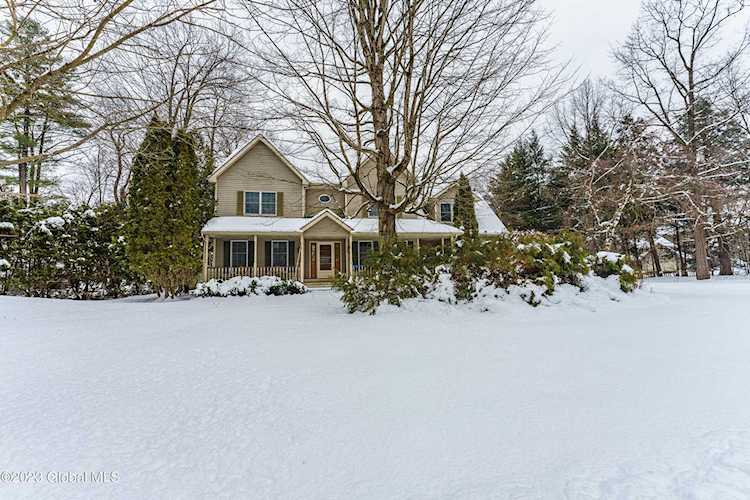 17 Sherwood Trl Saratoga Springs, NY 12866