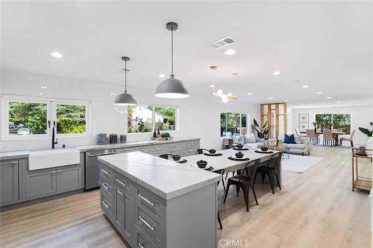 14703 Valleyheart Dr Sherman Oaks, CA 91403