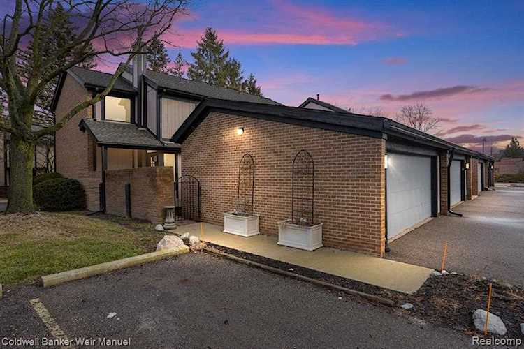5220 Brett West Bloomfield, MI 48322