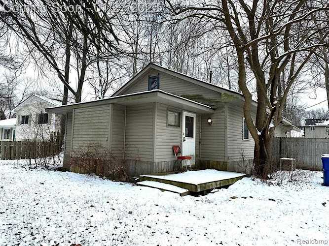 5545 Lake Vista Dr Waterford Twp, MI 48327 | MLS 20230006265 Photo 1