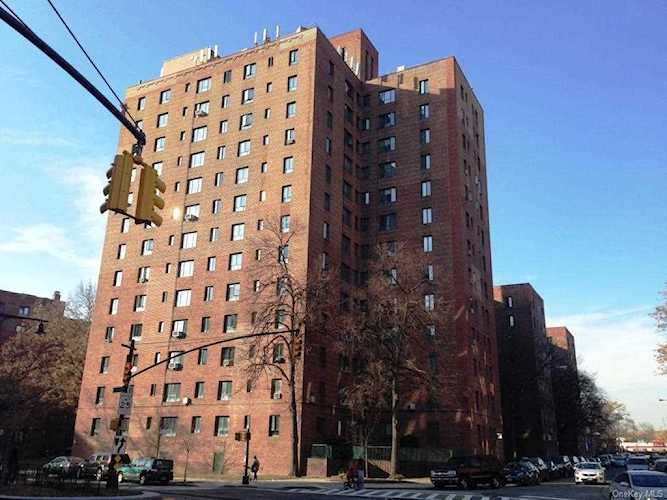 1 Metropolitan Oval #11B Bronx, NY 10462