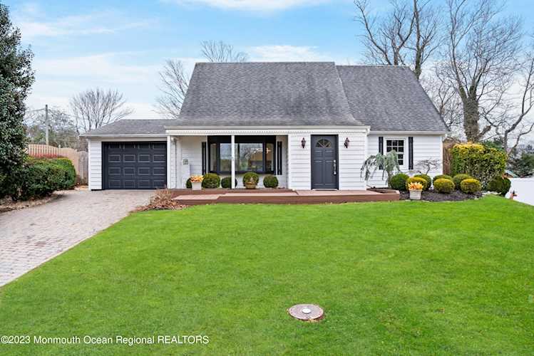 22 Intone Ln Aberdeen, NJ 07747