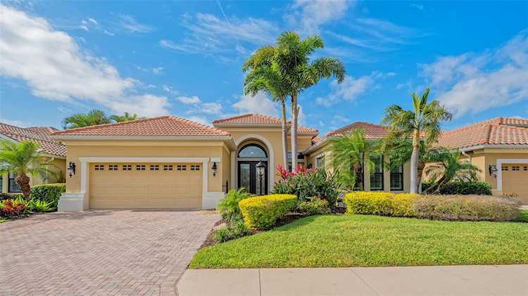7238 Lake Forest GLEN Lakewood Ranch, FL 34202 | MLS A4558588 Photo 1